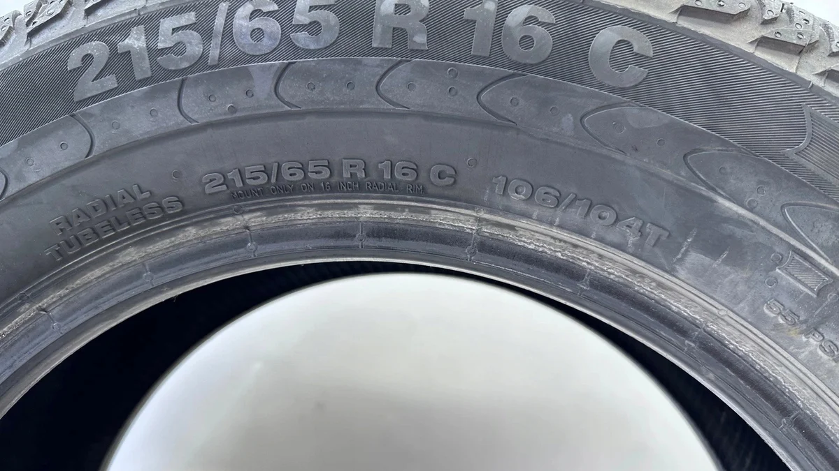 Pneu Continental Vanco 2 215/65R16C 104T Usado image 6