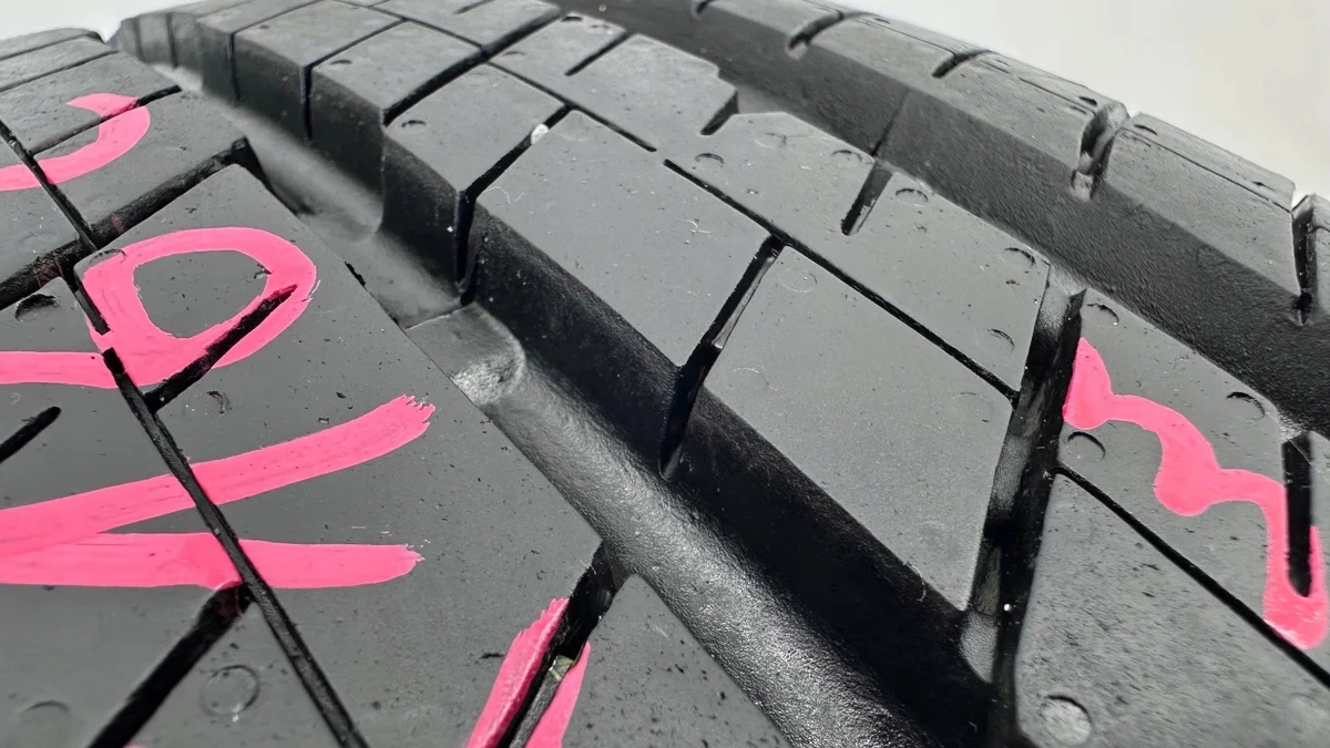 Pneu Continental Vanco 2 215/65R16C 104T Usado image 7