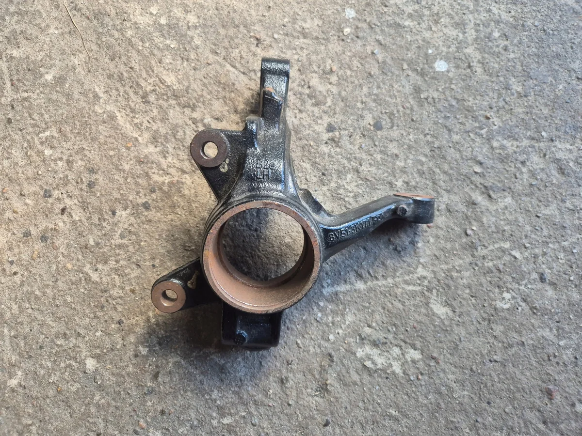 Styrspindel vänster Ford Fiesta Mk7