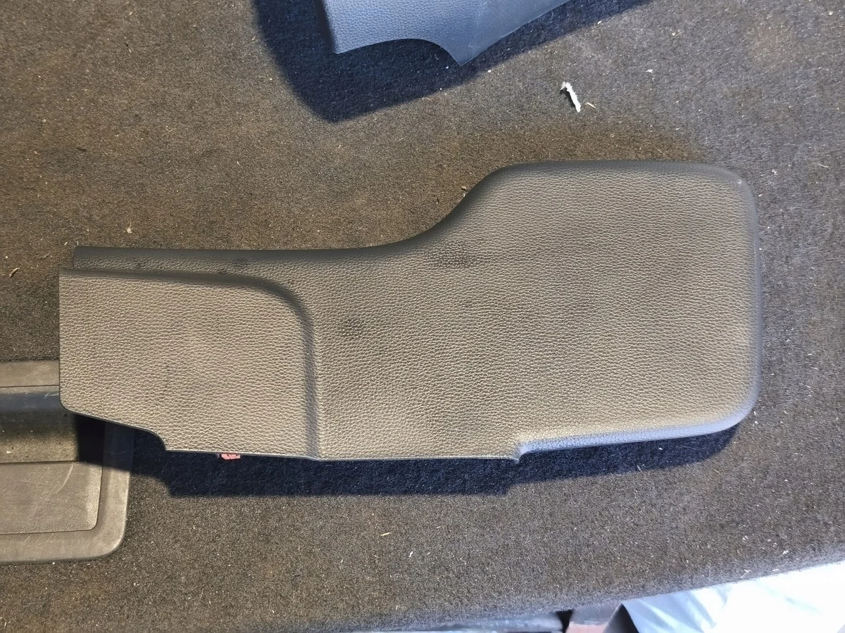 Toyota Yaris Cross Cache tunnel central droit