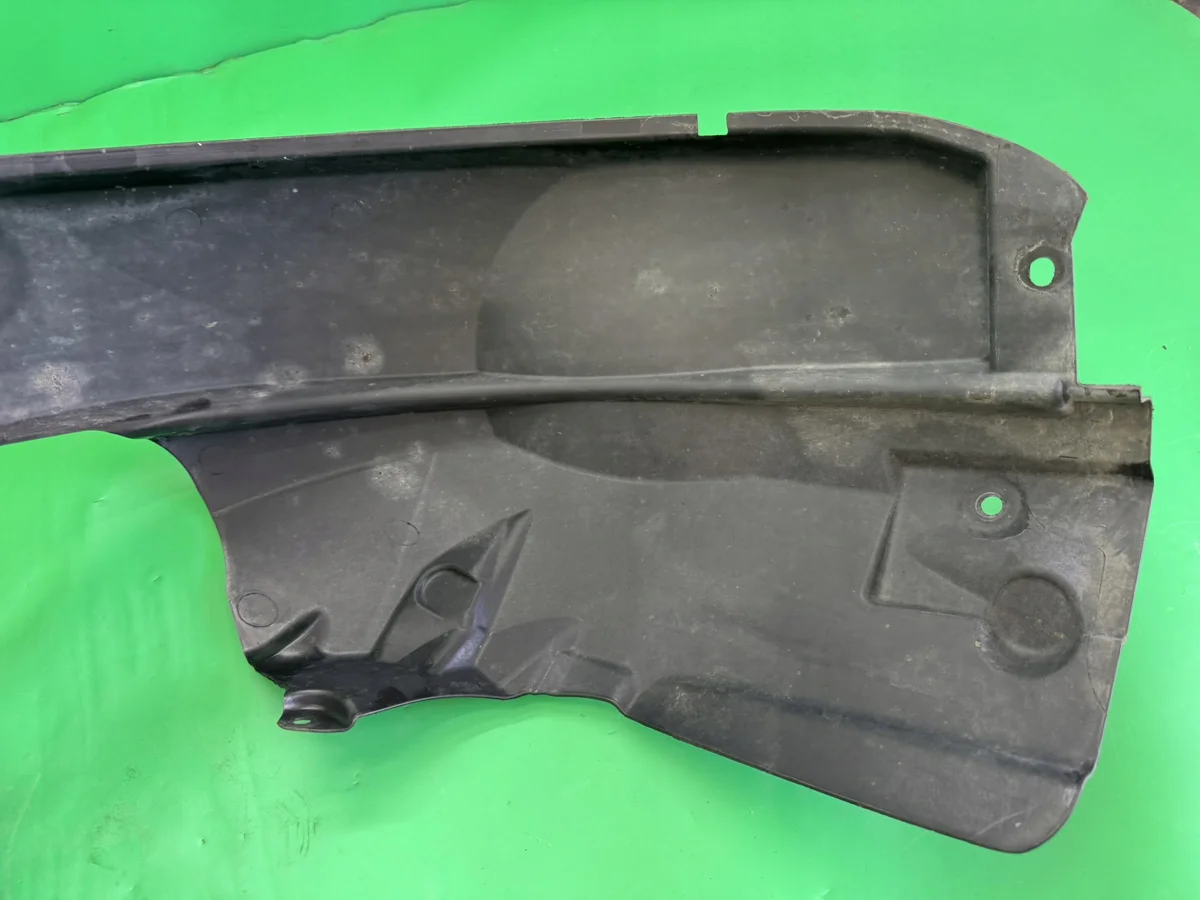 Etulokasuoja Ford Fiesta Mk7 vasen