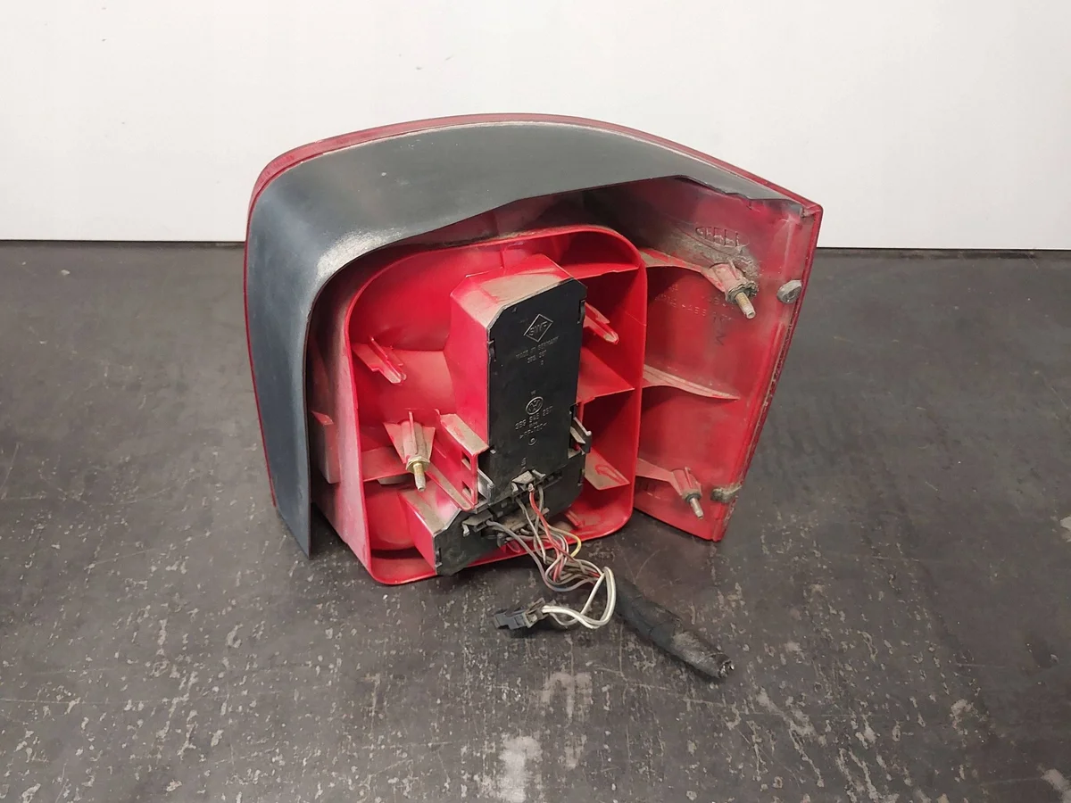 VW Passat B5 Left Tail Light 3B9945111F image 7