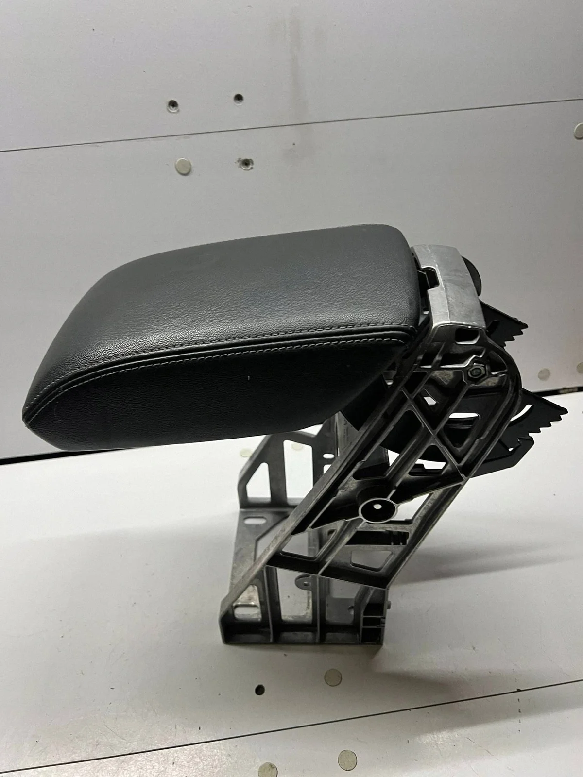 Audi Q3 8U kyynärnoja keskikonsoli 8U0864283A