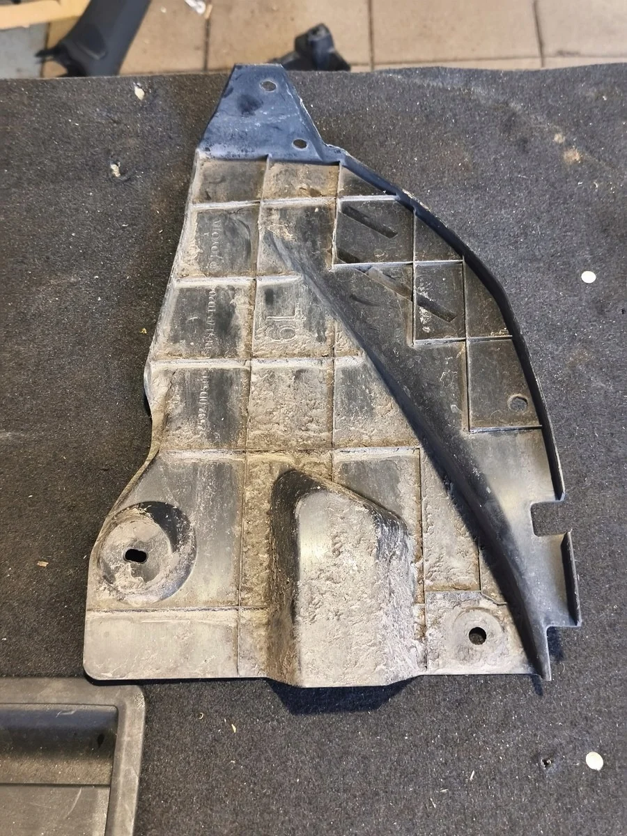 Toyota Yaris Cross takalokasuoja vasen