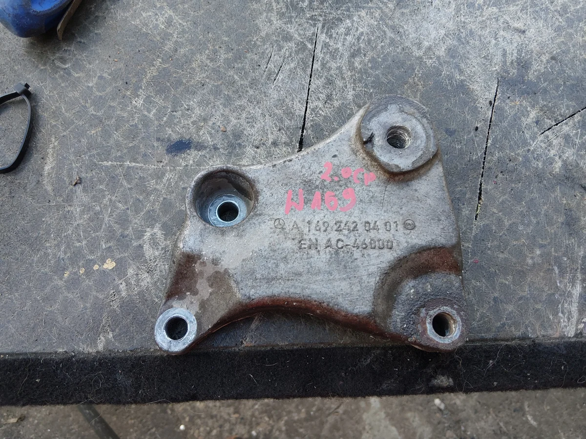 Mercedes A-Klasse W169 W245 Getriebehalterung