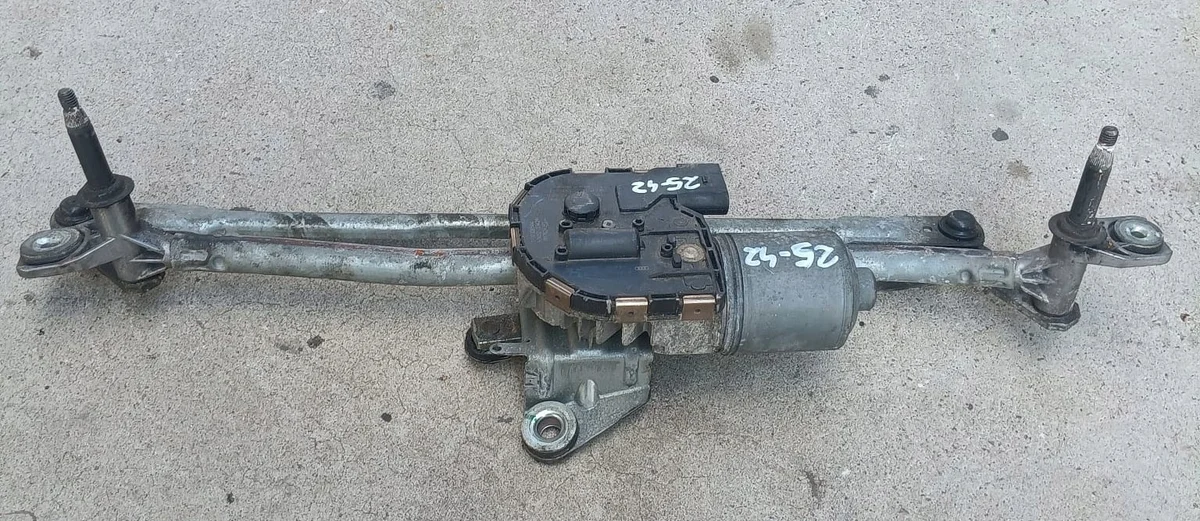 Audi 8R1955119A Scheibenwischermotor vorne image 2