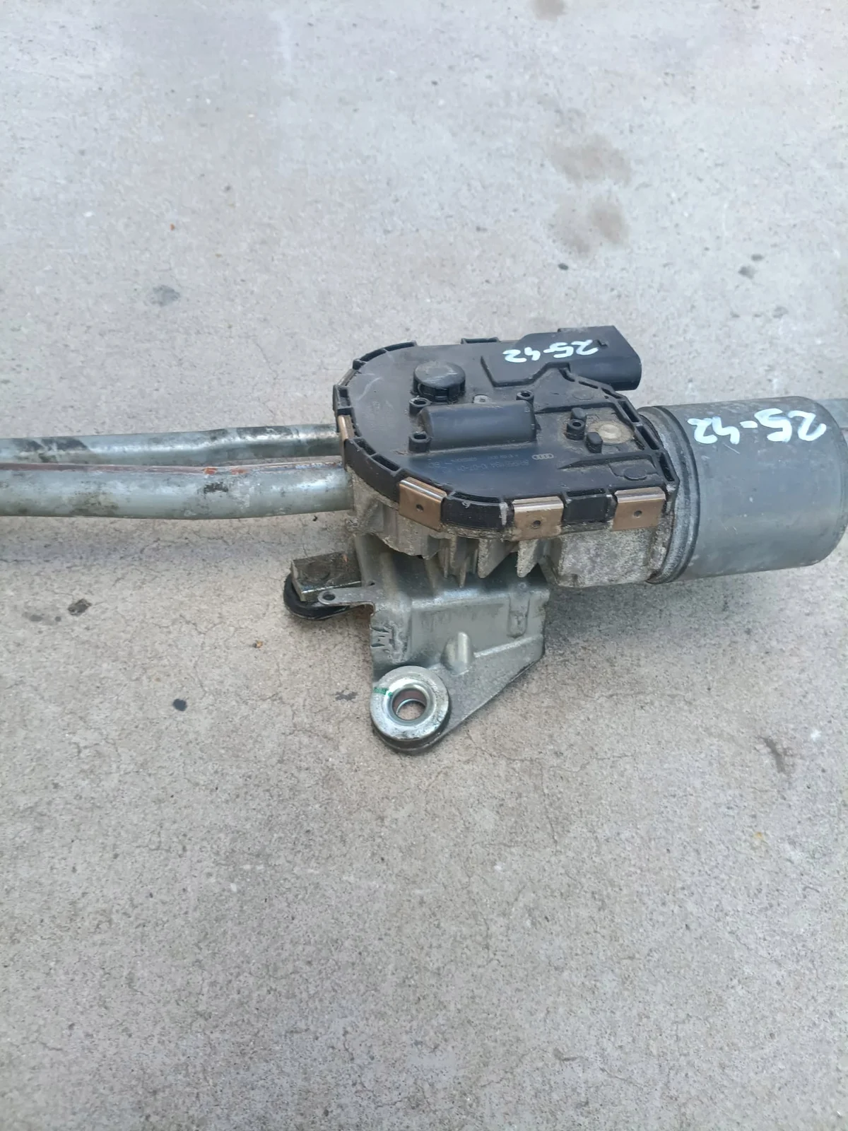 Audi 8R1955119A Scheibenwischermotor vorne image 3