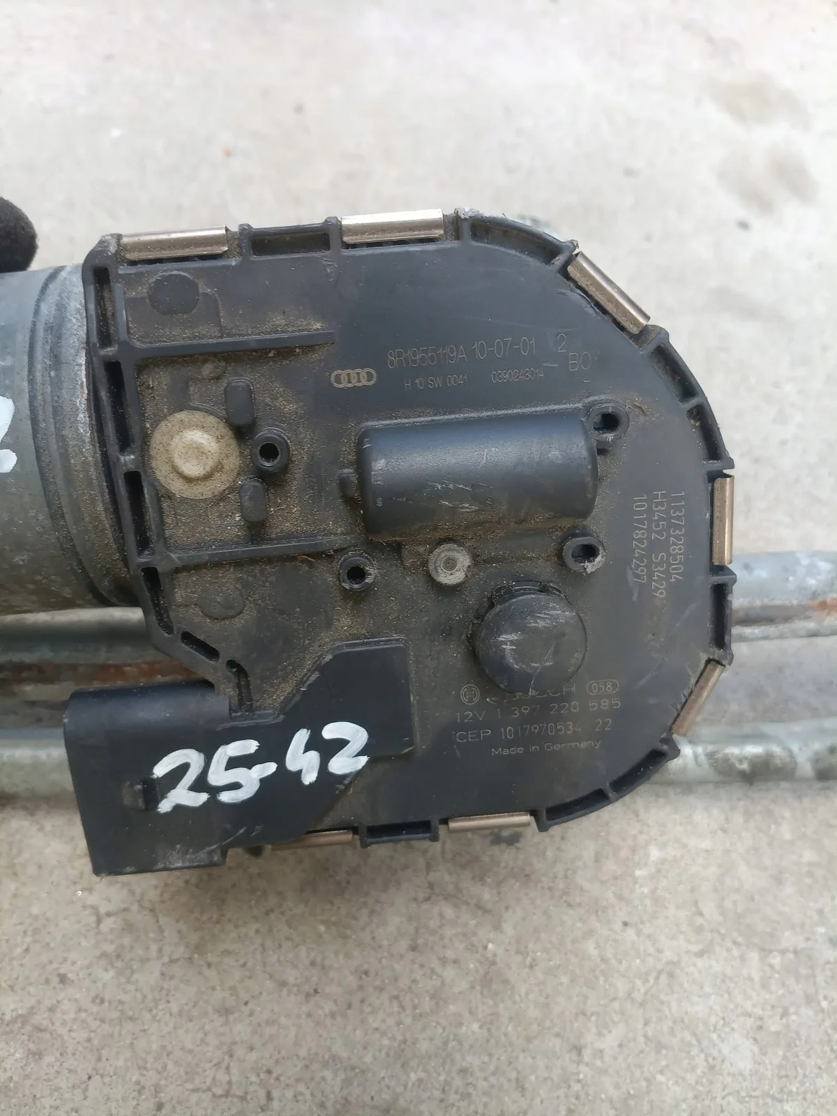 Audi 8R1955119A Scheibenwischermotor vorne image 8