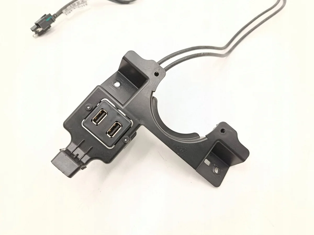 Tesla Model S 2020 Conector USB Usado image 5