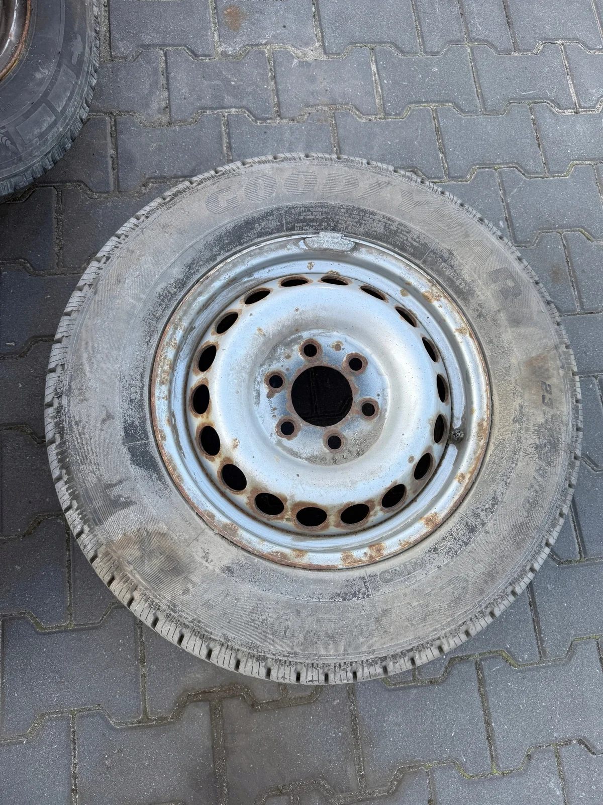 Goodyear Cargo Vector 235/65R16C käytetty image 4