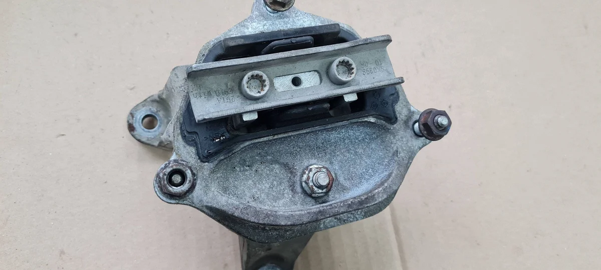 Audi Q5 8R Engine Mount Bracket 2.0 TDI image 3