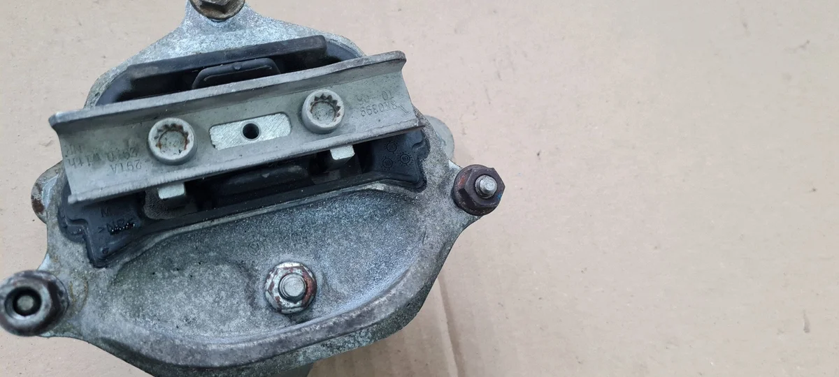 Audi Q5 8R Engine Mount Bracket 2.0 TDI image 4