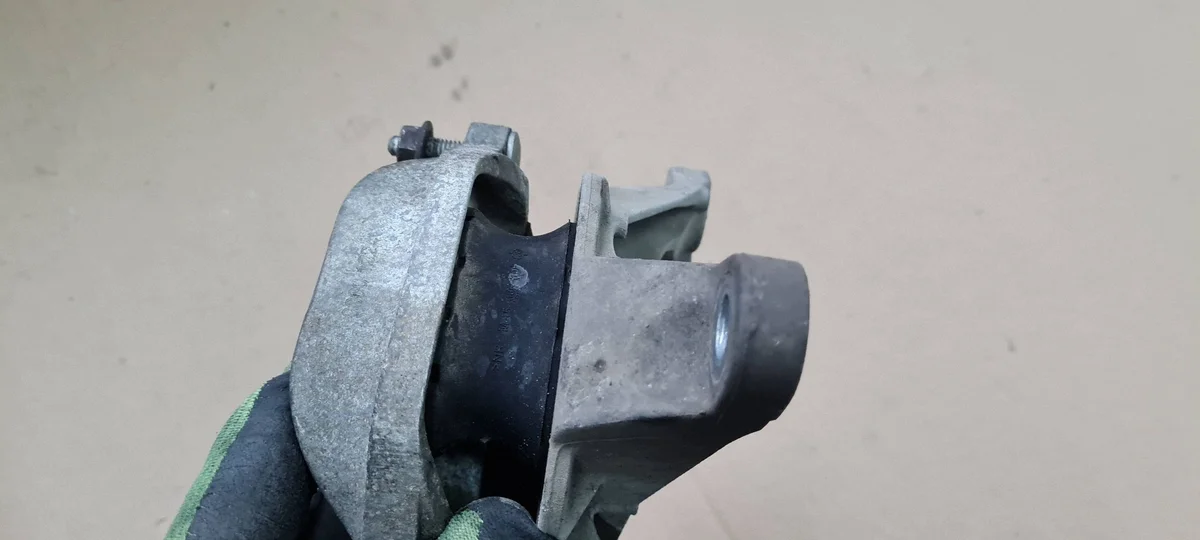 Audi Q5 8R Engine Mount Bracket 2.0 TDI image 6
