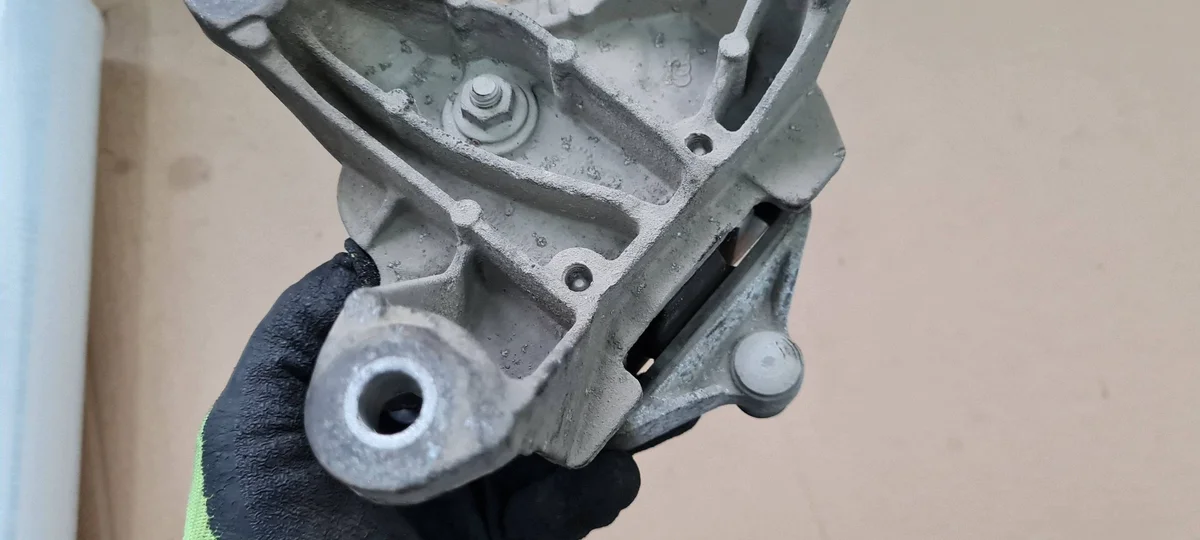 Audi Q5 8R Engine Mount Bracket 2.0 TDI image 7