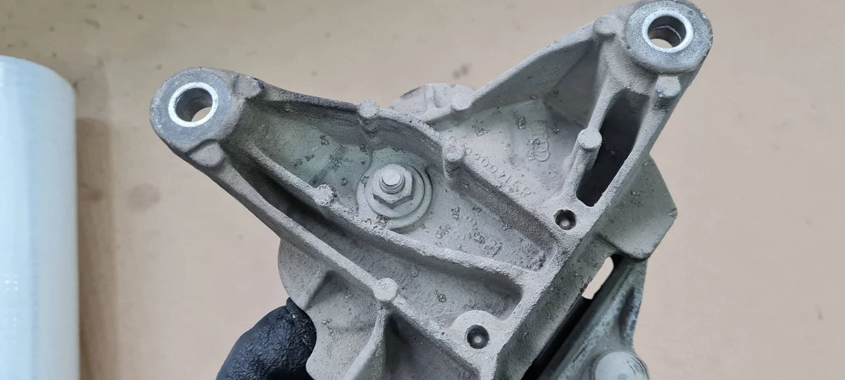 Audi Q5 8R Engine Mount Bracket 2.0 TDI image 8