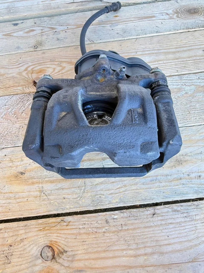 Audi A4 B9 jarrusatula vasen takaosa