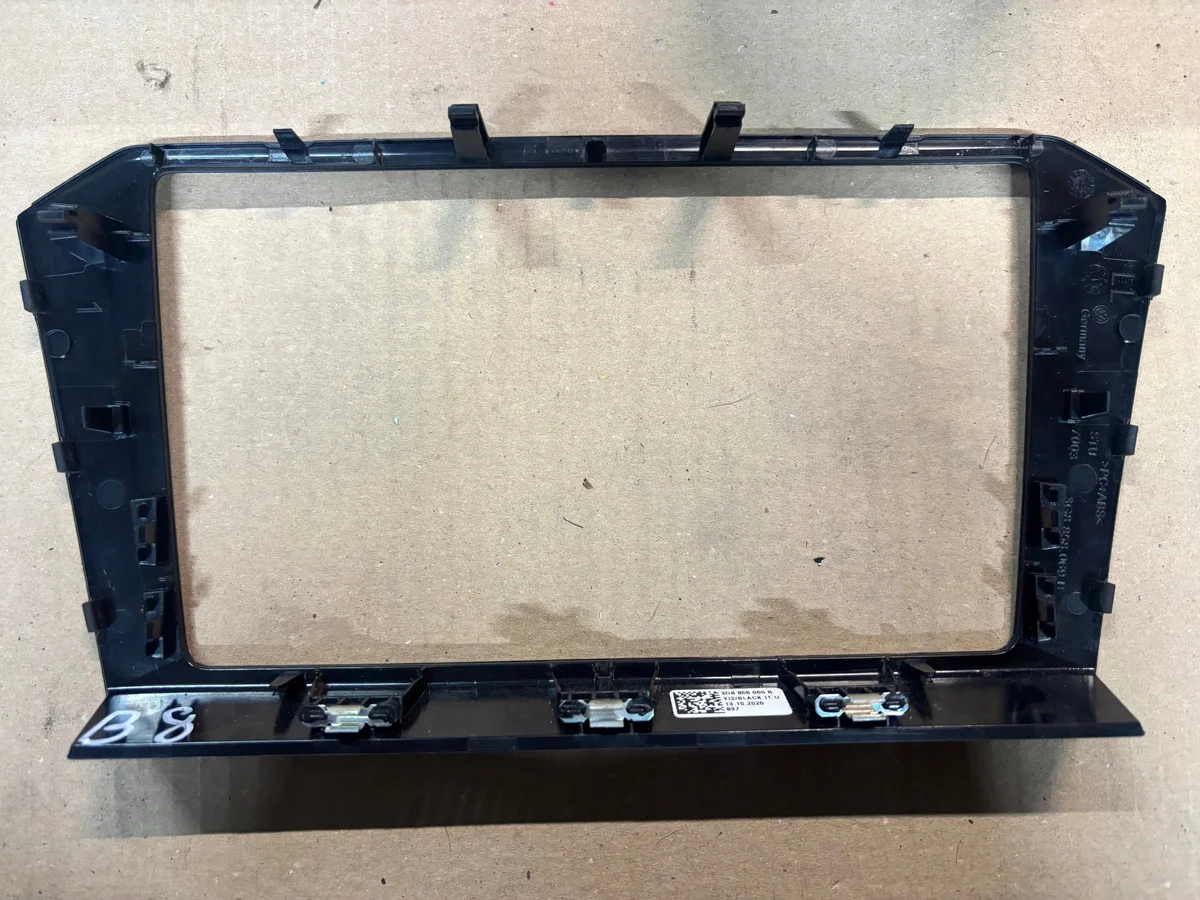 VW Passat B8 Ram för navigationsdisplay image 3