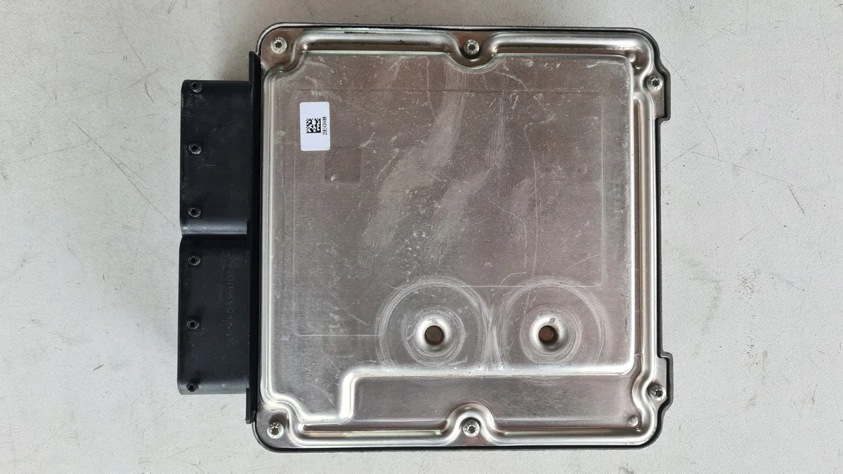 Engine Control Unit ECU 04L907309M Skoda Superb image 3
