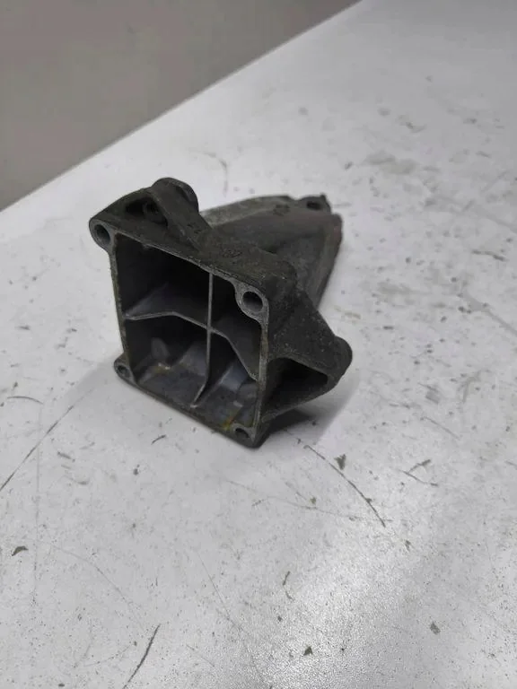 Motorfäste Vänster Mercedes W204 A2712231904
