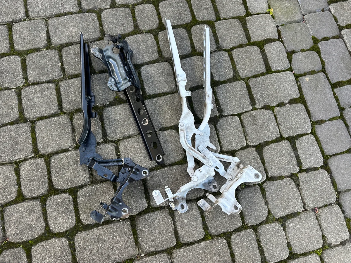 Porsche Macan Hood Hinges Gas Struts 95B823301F