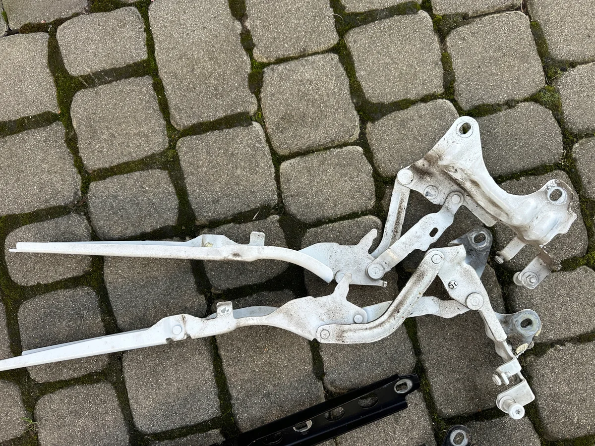 Porsche Macan Hood Hinges Struts 95B823301F