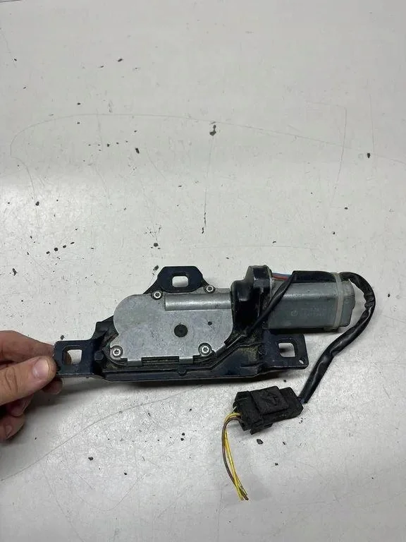 BMW 5 E61 Tailgate Closer Mechanism