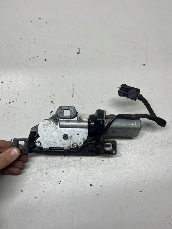 BMW 5 E61 Tailgate Closer Mechanism image 3