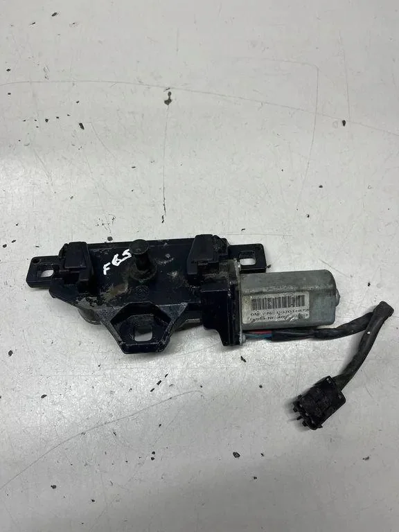 BMW 7 E65 E66 2004 Tailgate Actuator 7014872 image 3