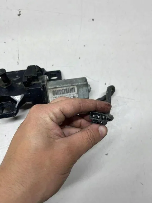 BMW 7 E65 E66 2004 Tailgate Actuator 7014872 image 4