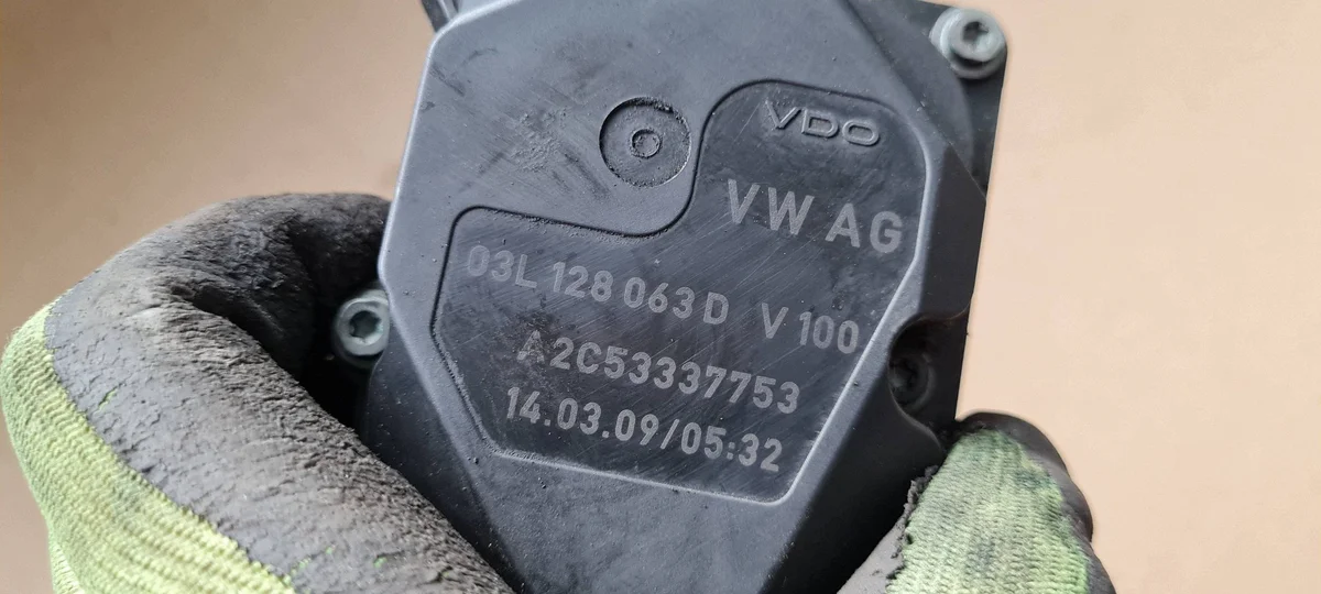 Gasklephuis Audi 2.0 TDI 03L128063D image 10