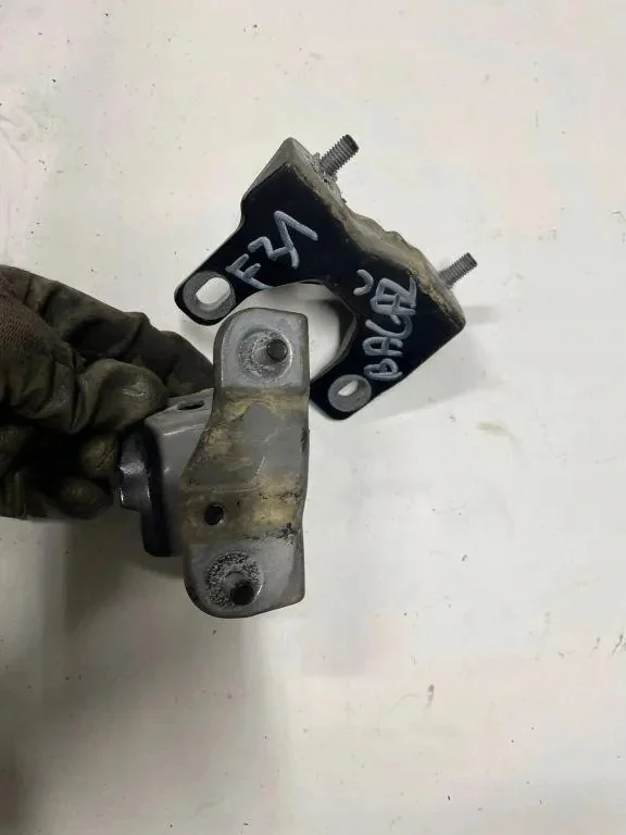 BMW F31 Touring Tailgate Hinges 7270077 image 3