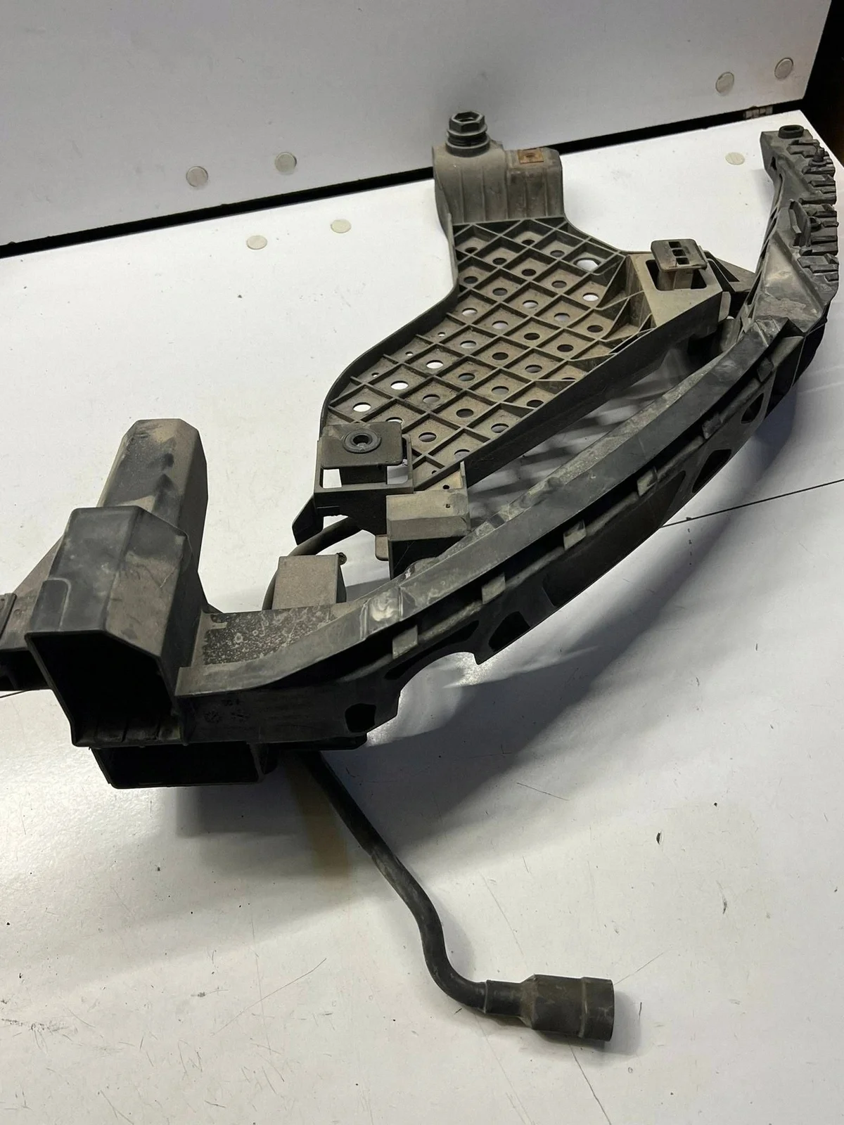 Audi Q3 8U kiinnike ajovalolle oikea