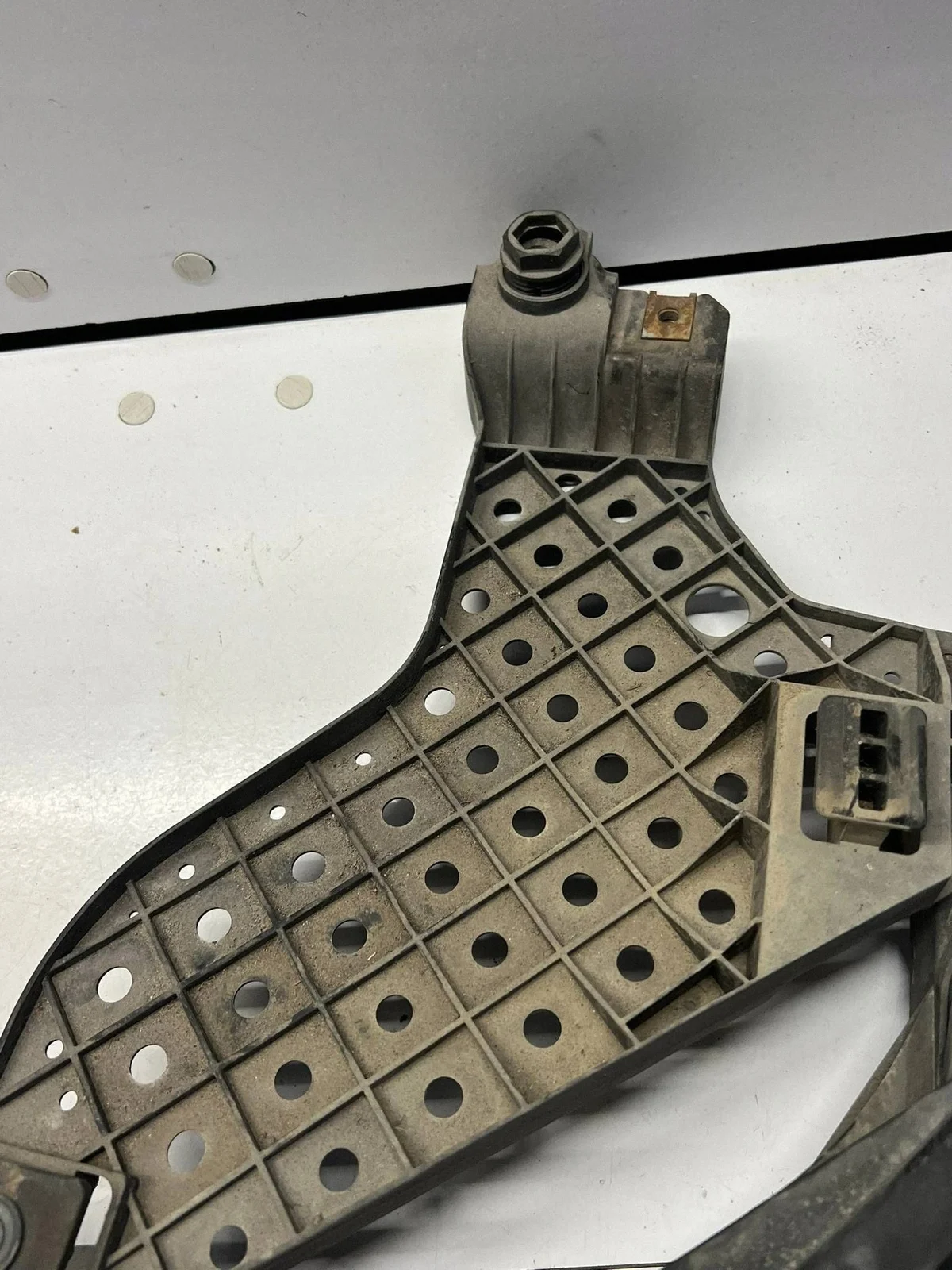 Audi Q3 8U Suporte Farol Direito 8U0805607A image 3