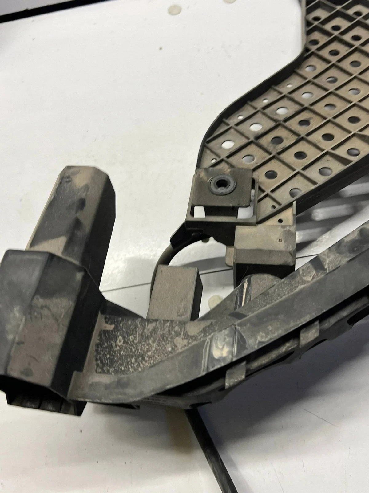 Audi Q3 8U Suporte Farol Direito 8U0805607A image 4