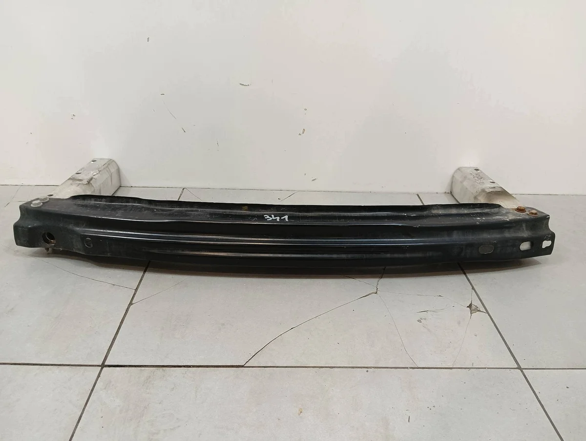 Takaajajan puskurin vahvike Audi A4 B8