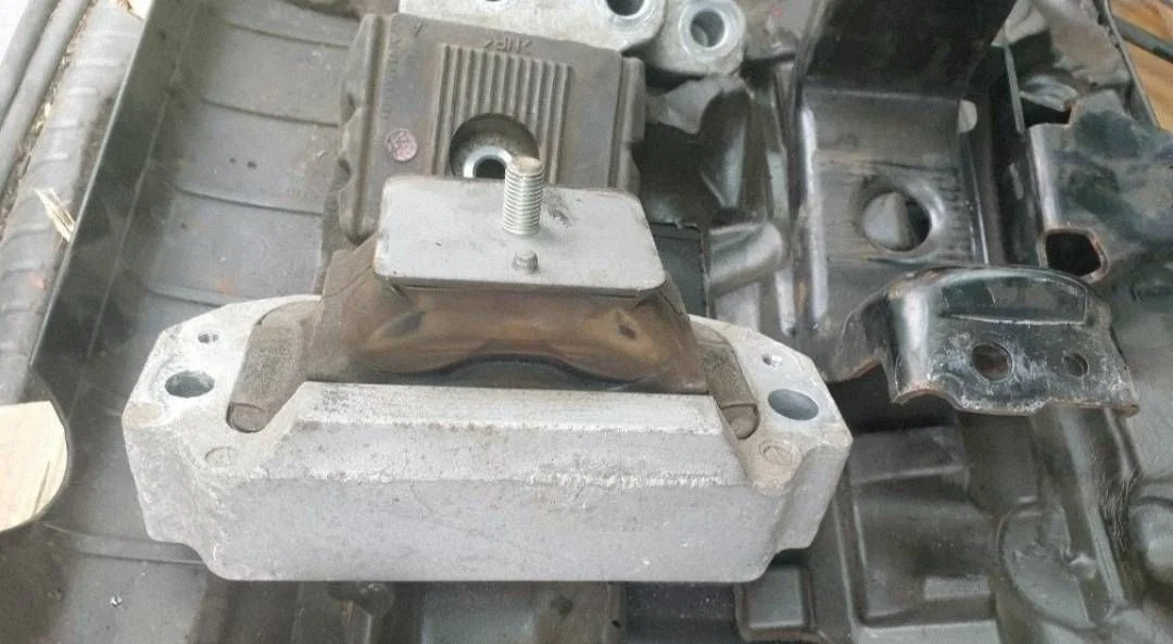 Motorfäste Mitsubishi Outlander III 2.2 DID EZJ588