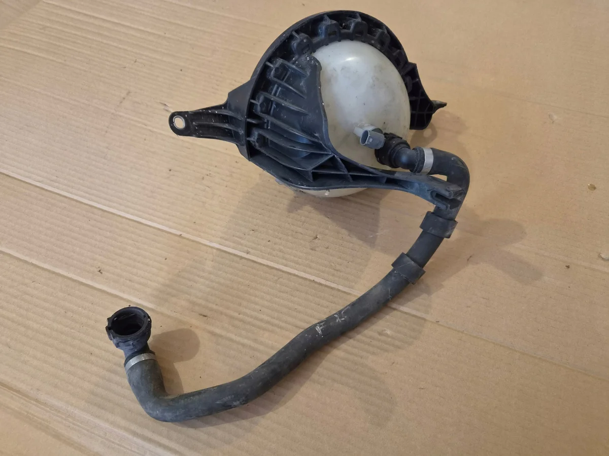BMW 5 F10 F11 Ausgleichsbehälter + Halter