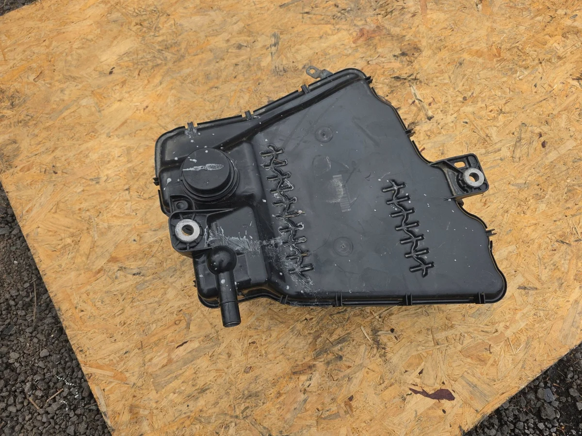 Volvo AdBlue Tank 32242177 Gebruikt image 9