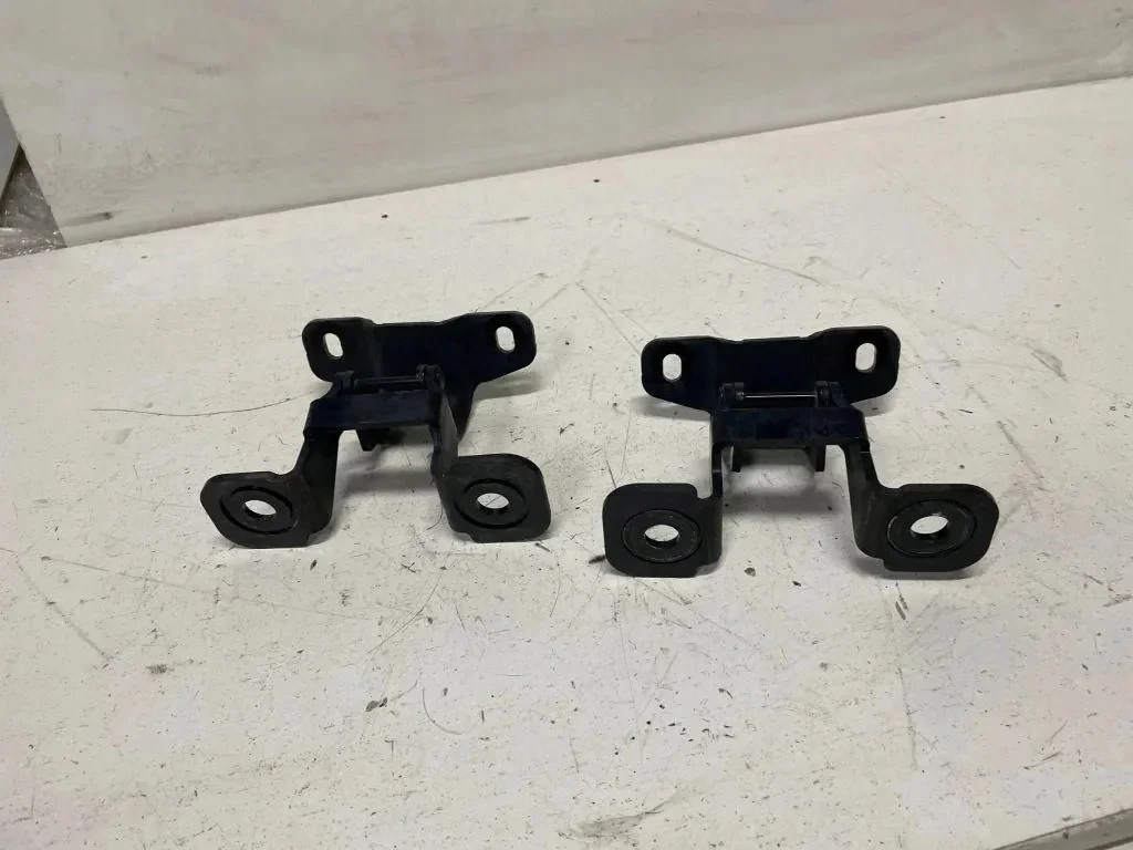 Audi A3 8V Cabrio Tailgate Hinge Left 8V7825307 image 10