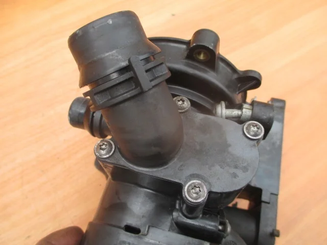 Boîtier de thermostat 06L121111F pour VAG image 8