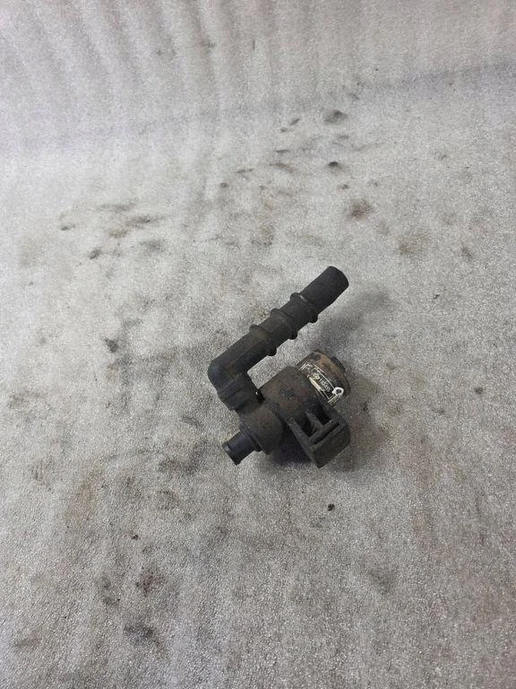 Tyhjäkäyntiventtiili Audi A6 Avant (4A, C4) 048133455