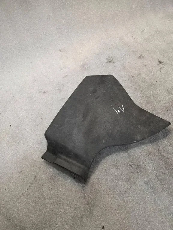 Audi A4 S4 B5 8D 058133849A moottoritilan osa