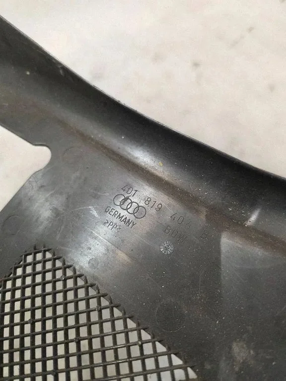Pièce compartiment moteur AUDI A8 D2 4D1819404B image 3