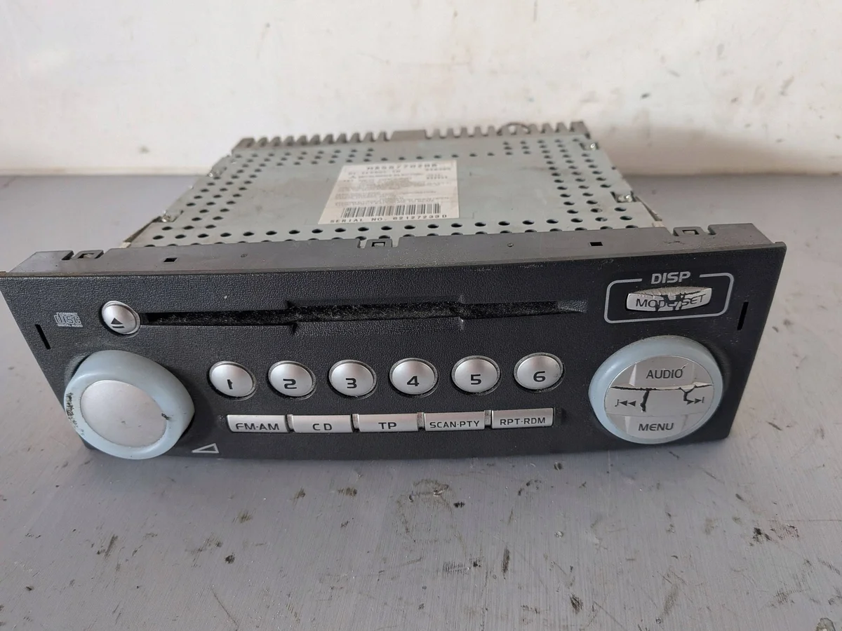 Radio Mitsubishi Colt VI MR587702HB Usado