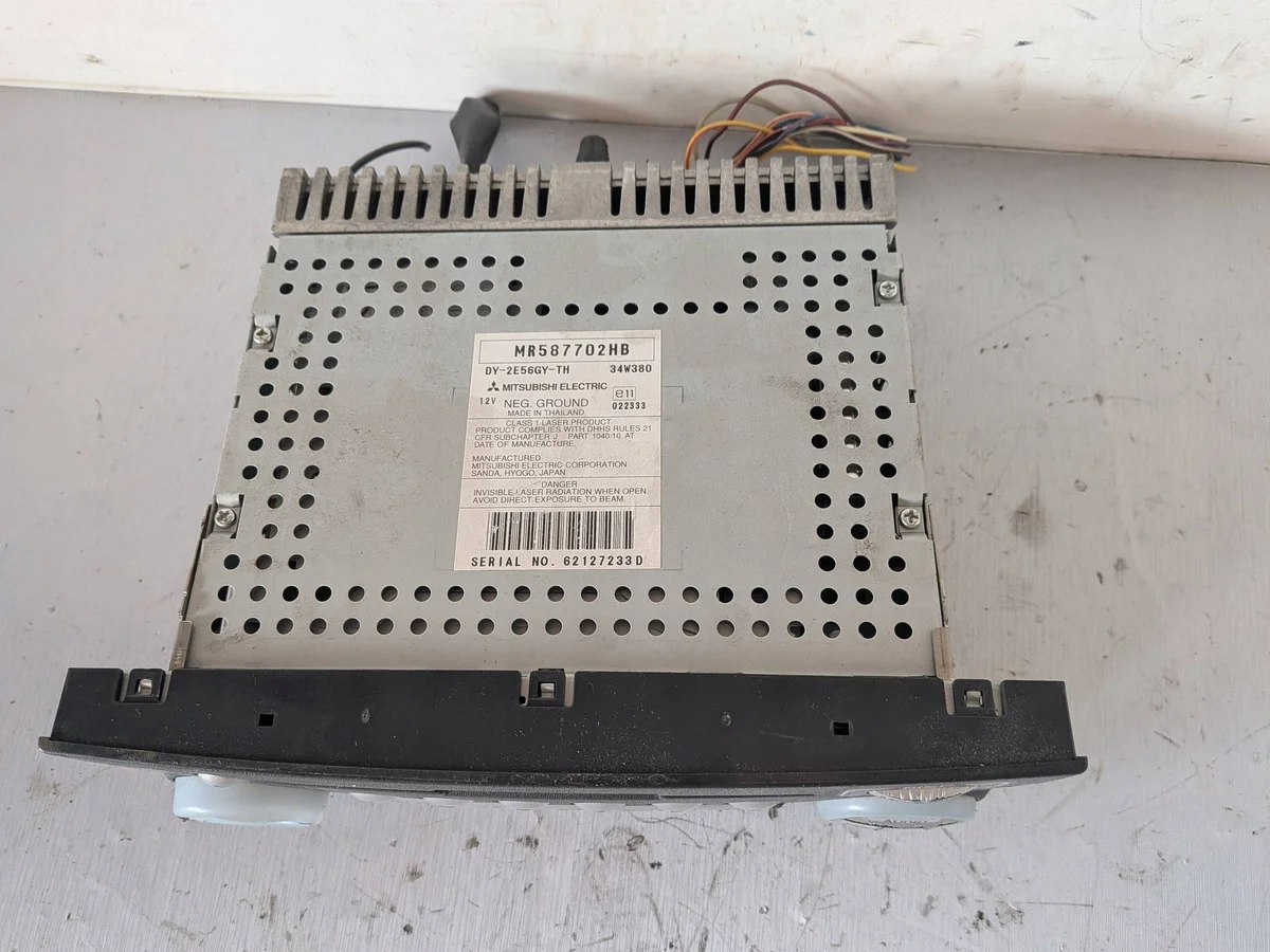 Radio Mitsubishi Colt VI MR587702HB Usado