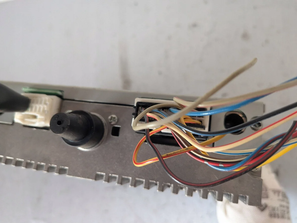 Radio Mitsubishi Colt VI MR587702HB Usado image 3