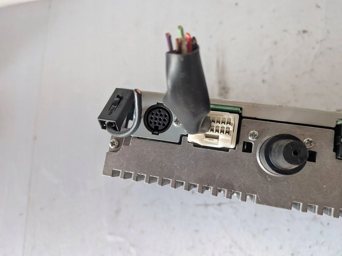 Radio Mitsubishi Colt VI MR587702HB Usado image 4