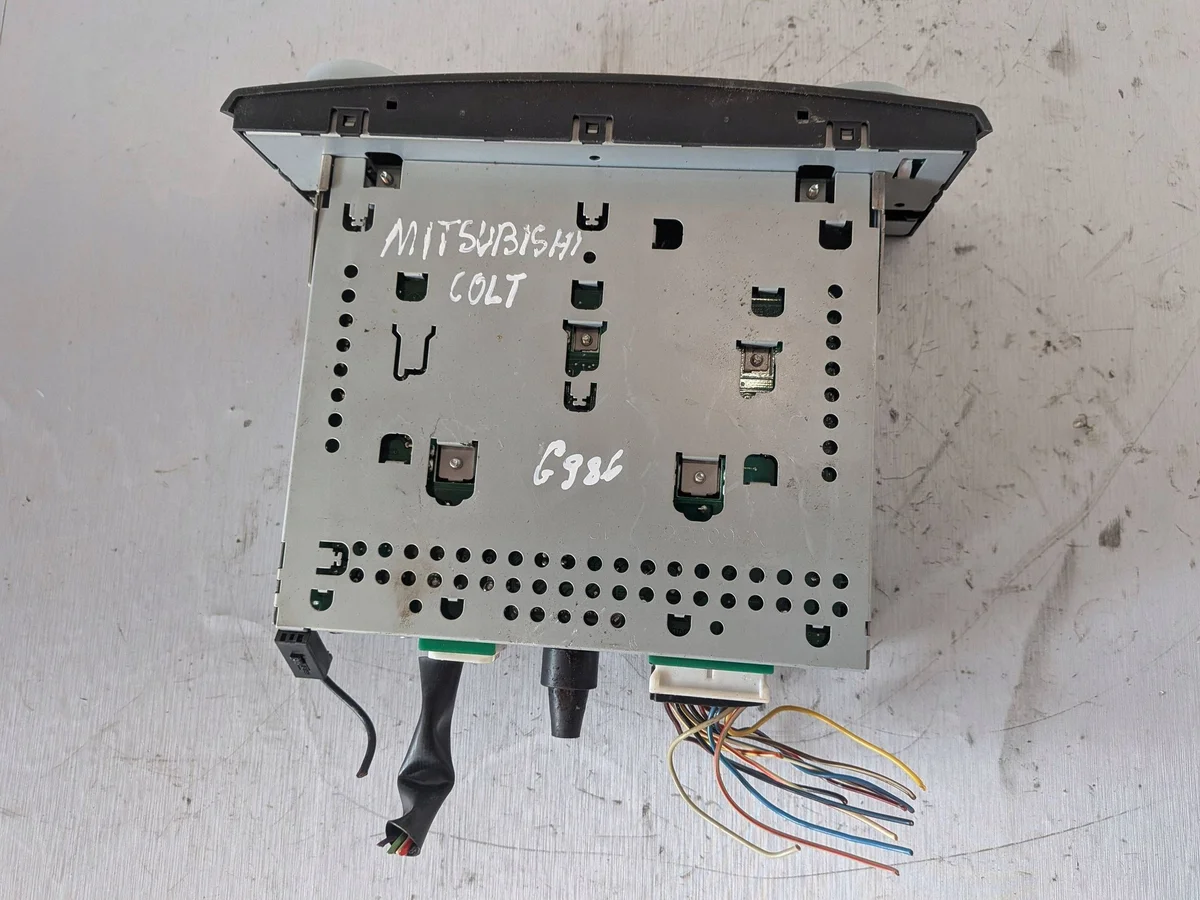 Radio Mitsubishi Colt VI MR587702HB Usado image 5