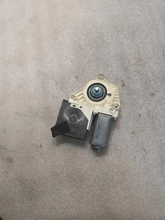 VW Passat B7 Front Left Window Motor Used
