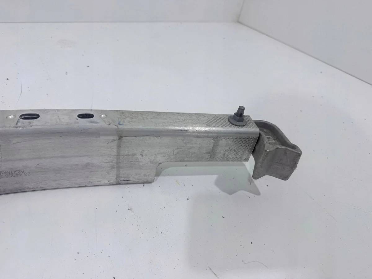 Tesla Model Y Traverse de Pare-chocs Avant image 6